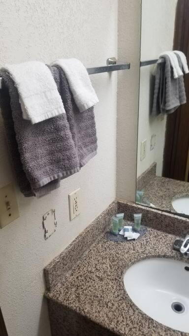 Osu Queen Hotel Room 118 Booking Stillwater Buitenkant foto